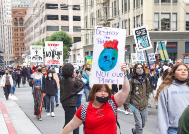 San Francisco, CA - 25 Mart 2022: Embarcadero 'dan Market caddesine yürüyen gençlik iklim grevi ve gidiyor..