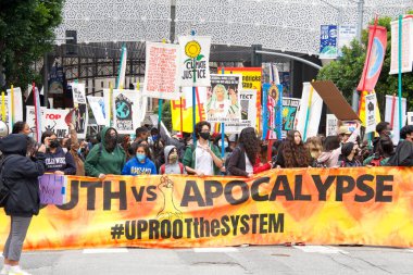 San Francisco, CA - 25 Mart 2022: Embarcadero 'dan Market caddesine yürüyen gençlik iklim grevi ve gidiyor..