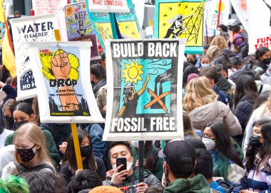 San Francisco, CA - 25 Mart 2022: Embarcadero 'dan Market caddesine yürüyen gençlik iklim grevi ve gidiyor..