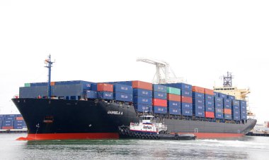 Oakland, CA - 31 Mart 2022: DELTA BILLIE ve Yük Gemisi Gabriela A 'ya Oakland Limanı' na yanaşmadan önce 180 derece dönmesine yardımcı olan römorkör.