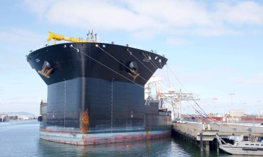 Oakland, CA - 17 Nisan 2022: ABD Donanma gemisi JOHN GLENN, ABD 'nin en işlek beşinci limanı Oakland limanına yanaştı..