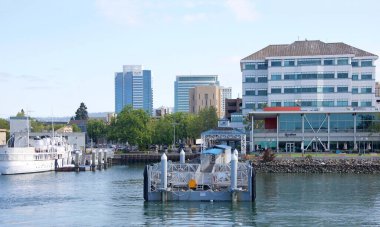 Oakland, CA - 17 Nisan 2022: San Francisco Körfezi Feribotu Oakland ve Alameda 'dan feribot binasına, 41..