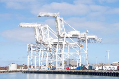 Oakland, CA - 17 Nisan 2022: Oakland Limanı 'nda Super Post Panamax vinçleri. Dev turnalar kabaca 24 katlı bir bina yüksekliğindedir ve her biri 2000 tona kadar ağırlığa ulaşabilir..