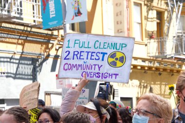 San Francisco, CA - 22 Nisan 2022: Gençlik iklim grevinin tanımlanamayan katılımcıları San Francisco 'daki belediye binasına yürüdüler, ellerinde işaretler tutarak iklim değişikliği taleplerini dile getirdiler.
