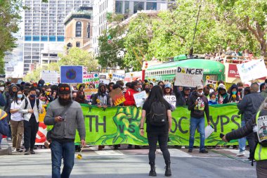 San Francisco, CA - 22 Nisan 2022: Gençlik iklim grevinin tanımlanamayan katılımcıları San Francisco 'daki belediye binasına yürüdüler, ellerinde işaretler tutarak iklim değişikliği taleplerini dile getirdiler.
