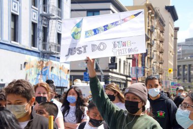 San Francisco, CA - 22 Nisan 2022: Gençlik iklim grevinin tanımlanamayan katılımcıları San Francisco 'daki belediye binasına yürüdüler, ellerinde işaretler tutarak iklim değişikliği taleplerini dile getirdiler.