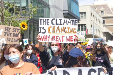 San Francisco, CA - 22 Nisan 2022: Gençlik grevine katılanlar iklim değişikliğine çözüm bulma taleplerini seslendirerek belediyenin önünde iklim grevine öncülük ettiler.