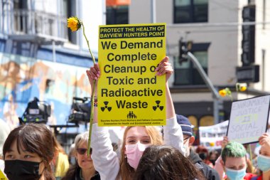 San Francisco, CA - 22 Nisan 2022: Gençlik iklim grevinin tanımlanamayan katılımcıları San Francisco 'daki belediye binasına yürüdüler, ellerinde işaretler tutarak iklim değişikliği taleplerini dile getirdiler