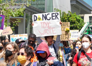 San Francisco, CA - 22 Nisan 2022: Gençlik grevine katılanlar iklim değişikliğine çözüm bulma taleplerini seslendirerek belediyenin önünde iklim grevine öncülük ettiler.