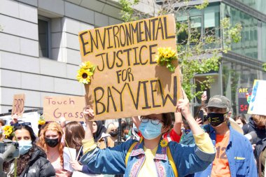 San Francisco, CA - 22 Nisan 2022: Gençlik grevine katılanlar iklim değişikliğine çözüm bulma taleplerini seslendirerek belediyenin önünde iklim grevine öncülük ettiler.