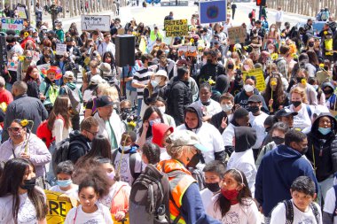 San Francisco, CA - 22 Nisan 2022: Gençlik grevine katılanlar iklim değişikliğine çözüm bulma taleplerini seslendirerek belediyenin önünde iklim grevine öncülük ettiler.