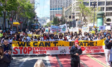 San Francisco, CA - 22 Nisan 2022: Gençlik iklim grevinin tanımlanamayan katılımcıları San Francisco 'daki belediye binasına yürüdüler, ellerinde işaretler tutarak iklim değişikliği taleplerini dile getirdiler.