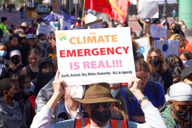San Francisco, CA - 22 Nisan 2022: Gençlik iklim grevinin tanımlanamayan katılımcıları San Francisco 'daki belediye binasına yürüdüler, ellerinde işaretler tutarak iklim değişikliği taleplerini dile getirdiler.