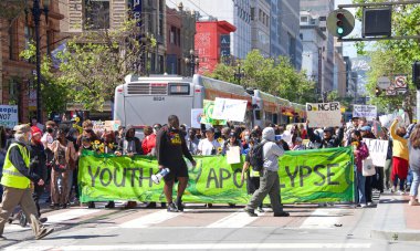 San Francisco, CA - 22 Nisan 2022: Gençlik iklim grevinin tanımlanamayan katılımcıları San Francisco 'daki belediye binasına yürüdüler, ellerinde işaretler tutarak iklim değişikliği taleplerini dile getirdiler.
