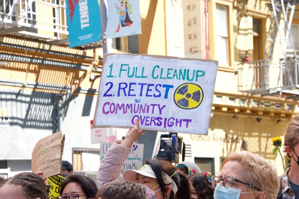San Francisco Kwietnia 2022 Niezidentyfikowani Uczestnicy Młodzieżowego Strajku Klimatycznego Maszerują — Zdjęcie stockowe
