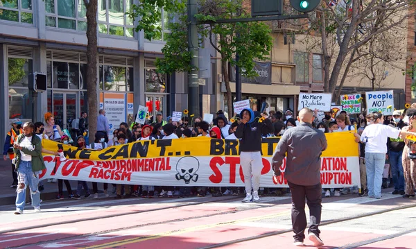 San Francisco, CA - 22 Nisan 2022: Gençlik iklim grevinin tanımlanamayan katılımcıları San Francisco 'daki belediye binasına yürüdüler, ellerinde işaretler tutarak iklim değişikliği taleplerini dile getirdiler.