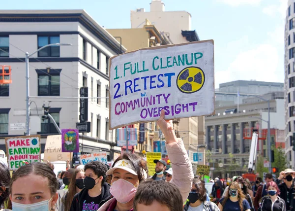 San Francisco Kwietnia 2022 Niezidentyfikowani Uczestnicy Młodzieżowego Strajku Klimatycznego Maszerują — Zdjęcie stockowe