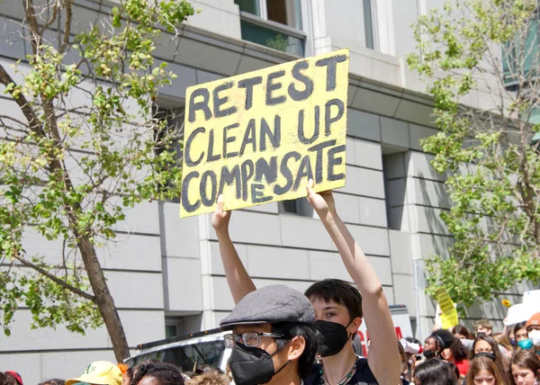 San Francisco Kwietnia 2022 Niezidentyfikowani Uczestnicy Młodzieżowego Strajku Klimatycznego Maszerują — Zdjęcie stockowe