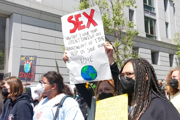 San Francisco, CA - 22 Nisan 2022: Gençlik grevine katılanlar iklim değişikliğine çözüm bulma taleplerini seslendirerek belediyenin önünde iklim grevine öncülük ettiler.