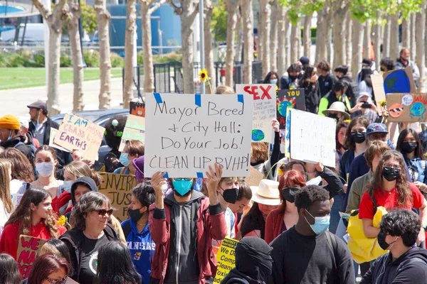 San Francisco, CA - 22 Nisan 2022: Gençlik grevine katılanlar iklim değişikliğine çözüm bulma taleplerini seslendirerek belediyenin önünde iklim grevine öncülük ettiler.