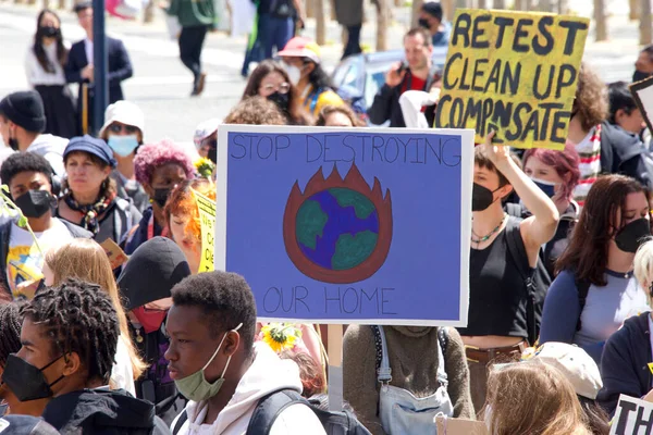 San Francisco Kwietnia 2022 Uczestnicy Młodzieżowego Strajku Klimatycznego Przed Ratuszem — Zdjęcie stockowe