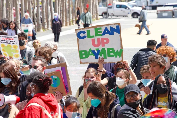 San Francisco, CA - 22 Nisan 2022: Gençlik grevine katılanlar iklim değişikliğine çözüm bulma taleplerini seslendirerek belediyenin önünde iklim grevine öncülük ettiler.