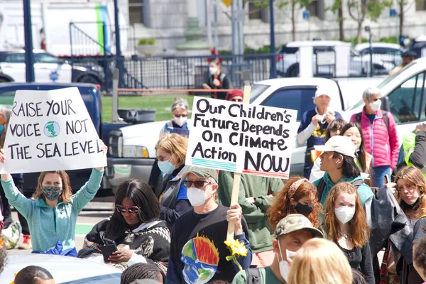 San Francisco, CA - 22 Nisan 2022: Gençlik grevine katılanlar iklim değişikliğine çözüm bulma taleplerini seslendirerek belediyenin önünde iklim grevine öncülük ettiler.