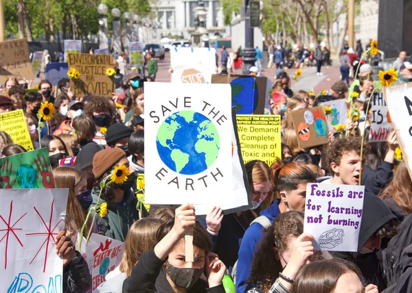 San Francisco, CA - 22 Nisan 2022: Gençlik iklim grevinin tanımlanamayan katılımcıları San Francisco 'daki belediye binasına yürüdüler, ellerinde işaretler tutarak iklim değişikliği taleplerini dile getirdiler.