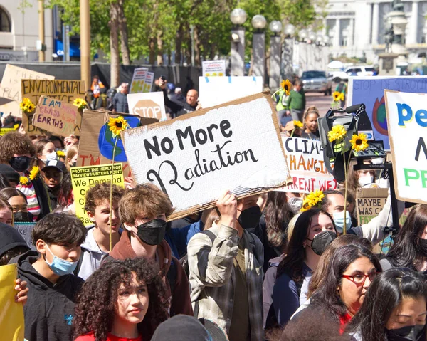 San Francisco, CA - 22 Nisan 2022: Gençlik iklim grevinin tanımlanamayan katılımcıları San Francisco 'daki belediye binasına yürüdüler, ellerinde işaretler tutarak iklim değişikliği taleplerini dile getirdiler.