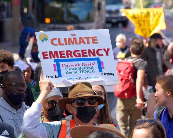 美国加利福尼亚州旧金山 2022年4月22日 不明身份的青年领导气候罢工参与者在旧金山游行至市政厅 举着应对气候变化的信号和呼声 — 图库照片