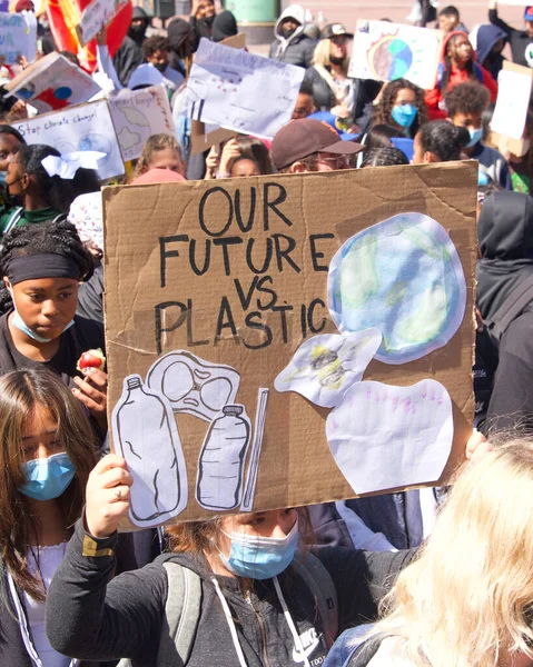 San Francisco, CA - 22 Nisan 2022: Gençlik iklim grevinin tanımlanamayan katılımcıları San Francisco 'daki belediye binasına yürüdüler, ellerinde işaretler tutarak iklim değişikliği taleplerini dile getirdiler.