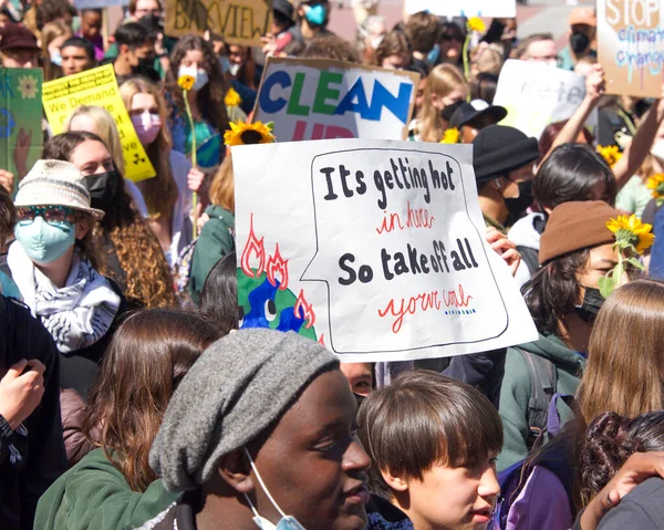 San Francisco, CA - 22 Nisan 2022: Gençlik iklim grevinin tanımlanamayan katılımcıları San Francisco 'daki belediye binasına yürüdüler, ellerinde işaretler tutarak iklim değişikliği taleplerini dile getirdiler.