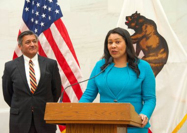 San Francisco, CA - 26 Nisan 2022: San Francisco Belediye Başkanı London Breed, San Francisco 'da Kolej Programı Gelişim Basın Konferansı' nda konuşma yaptı.