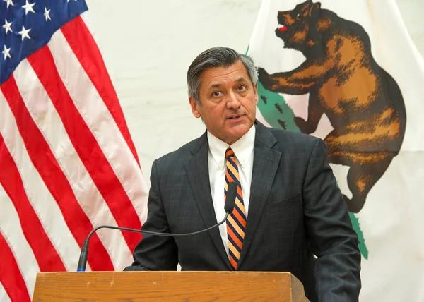 San Francisco, CA - 26 Nisan 2022: Maliye Bakanı Jose Cisneros, San Francisco 'da Kolej Programı Gelişim Basın Konferansı' nda konuşma yapacak.