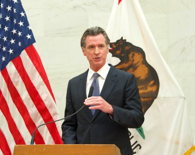 San Francisco, CA - 26 Nisan 2022: California Valisi Gavin Newsom, San Francisco 'da Üniversite Programı Gelişim Basın Konferansı' nda bir konuşma yaptı.