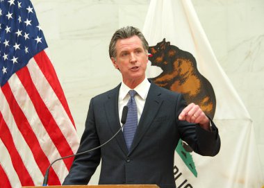 San Francisco, CA - 26 Nisan 2022: California Valisi Gavin Newsom, San Francisco 'da Üniversite Programı Gelişim Basın Konferansı' nda bir konuşma yaptı.