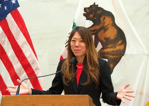 San Francisco, CA - 26 Nisan 2022: Maliye Bakanı Fiona Ma, San Francisco 'da Kolej Programı Gelişim Basın Konferansı' nda konuşma yapacak.