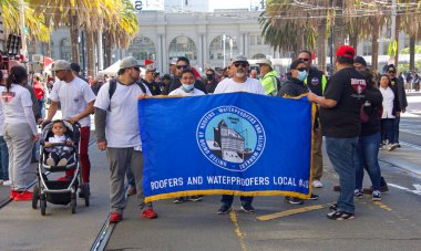 San Francisco, CA - 1 Mayıs 2022: Uluslararası İşçi Bayramı olarak da bilinen Pazar Caddesi 'nde yürüyüş yapan kimliği belirsiz katılımcılar. 
