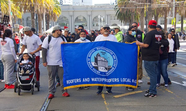 San Francisco, CA - 1 Mayıs 2022: Uluslararası İşçi Bayramı olarak da bilinen Pazar Caddesi 'nde yürüyüş yapan kimliği belirsiz katılımcılar. 