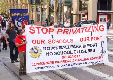 San Francisco, CA - 1 Mayıs 2022: Uluslararası İşçi Bayramı olarak da bilinen Pazar Caddesi 'nde yürüyüş yapan kimliği belirsiz katılımcılar. 