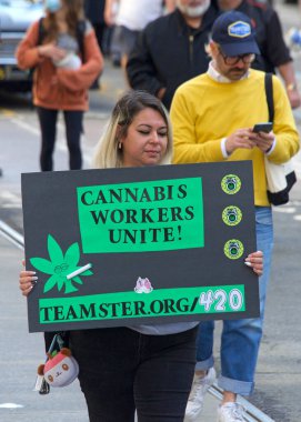 San Francisco, CA - 1 Mayıs 2022: Uluslararası İşçi Bayramı olarak da bilinen Pazar Caddesi 'nde yürüyüş yapan kimliği belirsiz katılımcılar. 