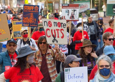 San Francisco, CA - 1 Mayıs 2022: Uluslararası İşçi Bayramı olarak da bilinen Pazar Caddesi 'nde yürüyüş yapan kimliği belirsiz katılımcılar. 