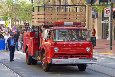 San Francisco, CA - 1 Mayıs 2022: Uluslararası İşçi Bayramı olarak da bilinen Pazar Caddesi 'nde yürüyüş yapan kimliği belirsiz katılımcılar. 