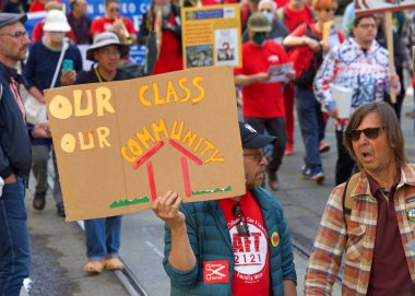 San Francisco, CA - 1 Mayıs 2022: Uluslararası İşçi Bayramı olarak da bilinen Pazar Caddesi 'nde yürüyüş yapan kimliği belirsiz katılımcılar. 