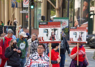 San Francisco, CA - 1 Mayıs 2022: Uluslararası İşçi Bayramı olarak da bilinen Pazar Caddesi 'nde yürüyüş yapan kimliği belirsiz katılımcılar. 