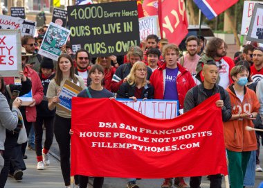 San Francisco, CA - 1 Mayıs 2022: Uluslararası İşçi Bayramı olarak da bilinen Pazar Caddesi 'nde yürüyüş yapan kimliği belirsiz katılımcılar. 