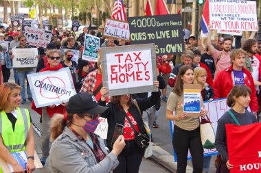 San Francisco, CA - 1 Mayıs 2022: Uluslararası İşçi Bayramı olarak da bilinen Pazar Caddesi 'nde yürüyüş yapan kimliği belirsiz katılımcılar. 