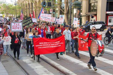 San Francisco, CA - 1 Mayıs 2022: Uluslararası İşçi Bayramı olarak da bilinen Pazar Caddesi 'nde yürüyüş yapan kimliği belirsiz katılımcılar. 