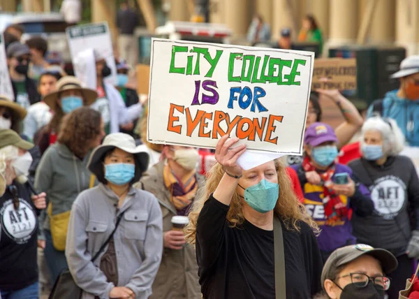 San Francisco, CA - 1 Mayıs 2022: Uluslararası İşçi Bayramı olarak da bilinen Pazar Caddesi 'nde yürüyüş yapan kimliği belirsiz katılımcılar. 