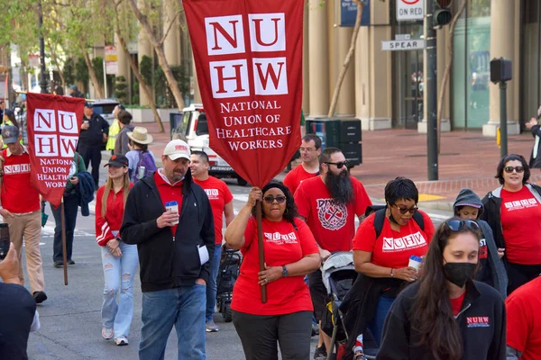 San Francisco, CA - 1 Mayıs 2022: Uluslararası İşçi Bayramı olarak da bilinen Pazar Caddesi 'nde yürüyüş yapan kimliği belirsiz katılımcılar. 
